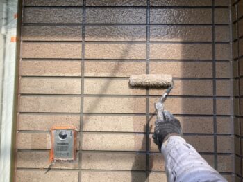 鎌倉市W様邸パーフェクトトップSi外壁塗装下塗り