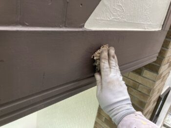 横浜市南区W様邸幕板塗装前ケレン作業