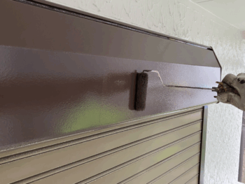 横浜市南区W様邸シャッターボックス塗装上塗り2回目