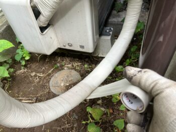 横浜市南区W様邸エアコン冷媒管テープ巻き戻し