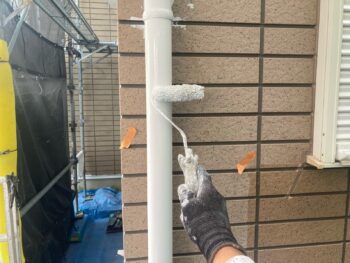 鎌倉市W様邸竪樋塗装上塗り2回目