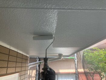 鎌倉市W様邸軒天塗装上塗り2回目