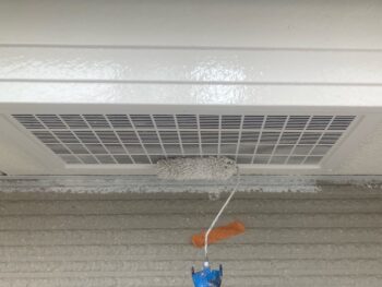 鎌倉市W様邸軒天換気口塗装上塗り2回目