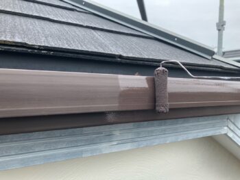 横浜市南区W様邸軒樋塗装上塗り1回目