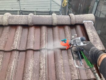 鎌倉市W様邸ファインパーフェクトベスト屋根塗装下塗り3回目