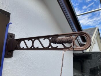横浜市南区W様邸洗濯金物塗装上塗り2回目