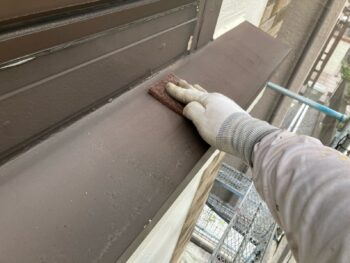 横浜市南区W様邸霧除け庇塗装前ケレン作業