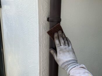 横浜市南区W様邸竪樋塗装前ケレン作業