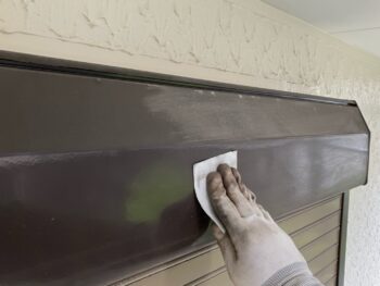 横浜市南区W様邸シャッターボックス塗装前ケレン作業