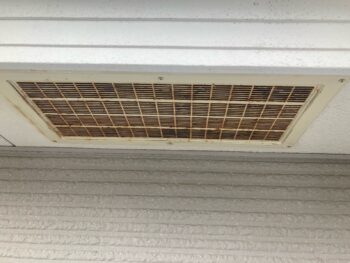 鎌倉市W様邸軒天換気口塗装施工前