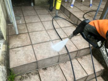 横浜市南区W様邸ダイヤモンドコート外壁塗装前土間高圧洗浄作業