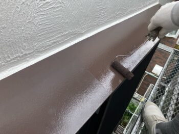 横浜市南区W様邸霧除け庇塗装上塗り2回目