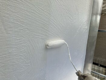 横浜市南区W様邸ダイヤモンドコート外壁塗装上塗り1回目