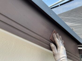 横浜市南区W様邸破風塗装前ケレン作業