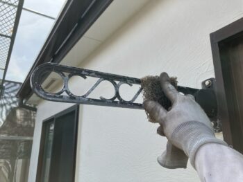 横浜市南区W様邸洗濯金物塗装前ケレン作業