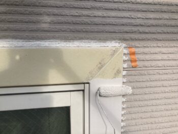 鎌倉市W様邸窓枠塗装上塗り1回目