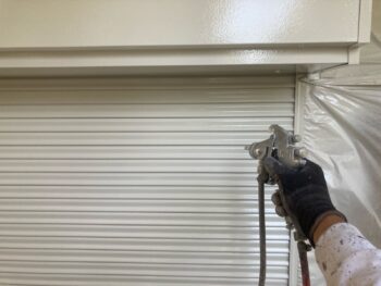 鎌倉市W様邸シャッター塗装上塗り1回目
