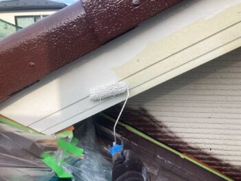 鎌倉市W様邸破風塗装上塗り1回目