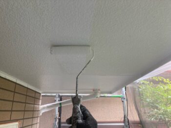 鎌倉市W様邸軒天塗装上塗り1回目