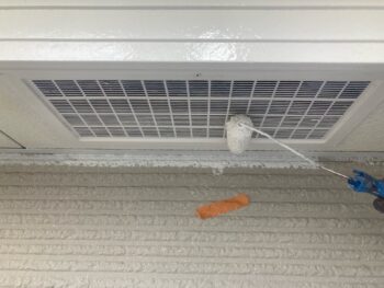 鎌倉市W様邸軒天換気口塗装上塗り1回目