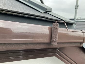 横浜市南区W様邸軒樋塗装上塗り2回目