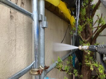 横浜市南区W様邸ダイヤモンドコート塀塗装前高圧洗浄作業