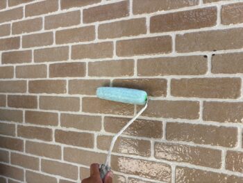 横浜市磯子区K様邸UVプロテクトSiクリヤー外壁塗装上塗り1回目