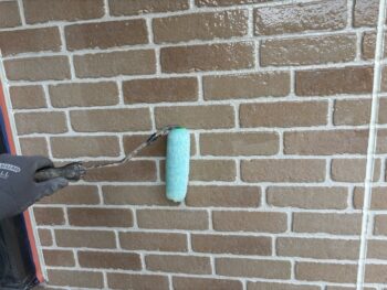 横浜市磯子区K様邸UVプロテクトSiクリヤー外壁塗装上塗り2回目