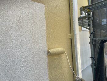 横浜市栄区I様邸グランセラトップ1液水性外壁塗装上塗り1回目