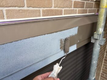 横浜市磯子区K様邸シャッターボックス塗装上塗り1回目