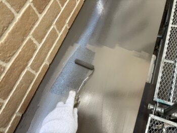 横浜市磯子区K様邸霧除け庇塗装上塗り2回目