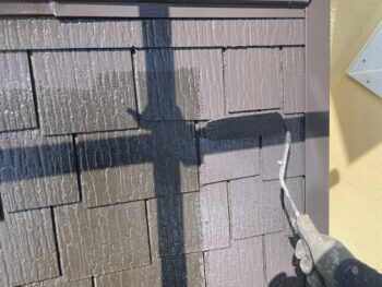 横浜市栄区I様邸グランセラベスト2液ファイン屋根塗装上塗り1回目