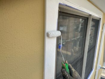 横浜市栄区I様邸窓枠塗装上塗り2回目