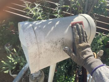 横浜市栄区I様邸郵便ポスト塗装前ケレン
