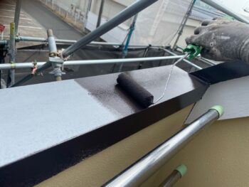 横浜市栄区I様邸バルコニー手摺笠木板金塗装上塗り1回目