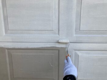 横浜市栄区W様邸駐車場扉塗装下塗り