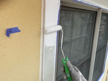 横浜市栄区I様邸窓枠塗装上塗り1回目