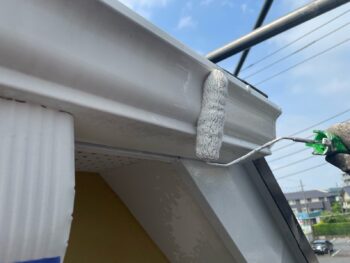横浜市栄区I様邸軒樋塗装上塗り1回目