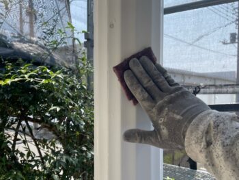 横浜市栄区I様邸玄関支柱塗装前ケレン