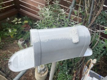 横浜市栄区I様邸郵便ポスト塗装上塗り1回目