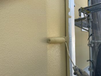 横浜市栄区I様邸グランセラトップ1液水性外壁塗装上塗り2回目