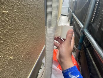 横浜市栄区I様邸エアコン冷媒管テープ巻き戻し