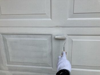 横浜市栄区W様邸駐車場扉塗装上塗り1回目