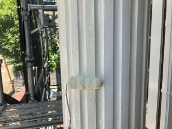 横浜市栄区W様邸円柱塗装上塗り1回目