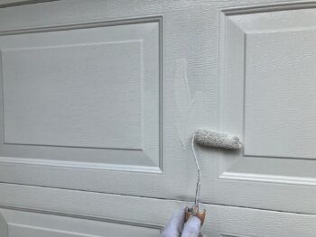 横浜市栄区W様邸駐車場扉塗装上塗り2回目