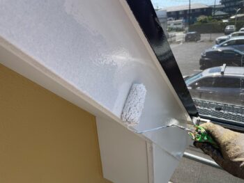 横浜市栄区I様邸破風塗装上塗り2回目