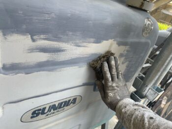 横浜市栄区I様邸オイルタンク塗装前ケレン