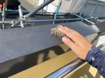 横浜市栄区I様邸バルコニー手摺笠木板金塗装前ケレン