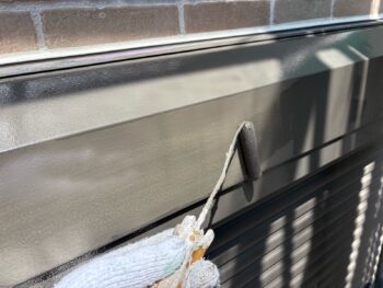 横浜市磯子区K様邸シャッターボックス塗装上塗り2回目