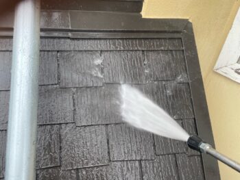 横浜市栄区I様邸グランセラベスト2液ファイン屋根塗装前高圧洗浄作業